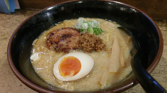 バーのような雰囲気で頂く常滑市のラーメン 家紋らーめん茶屋快