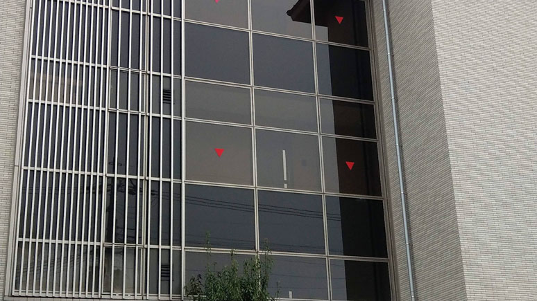 ビルやマンションの窓ガラスに付いた赤い三角形は何か